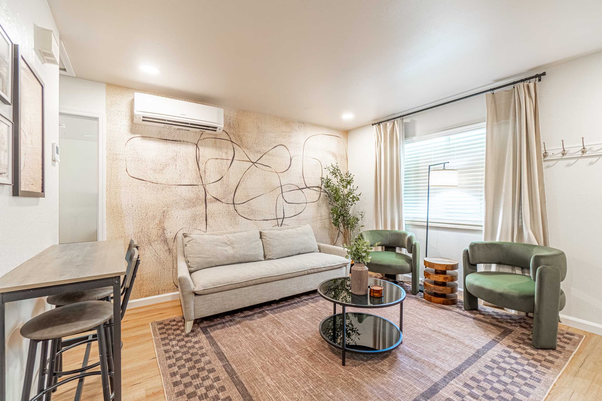Designer Living Pet-Friendly UNR 2BD 1BA — photo 2