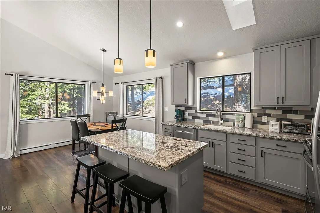 Cozy Spacious 4BD Modern Mountain Home — photo 3