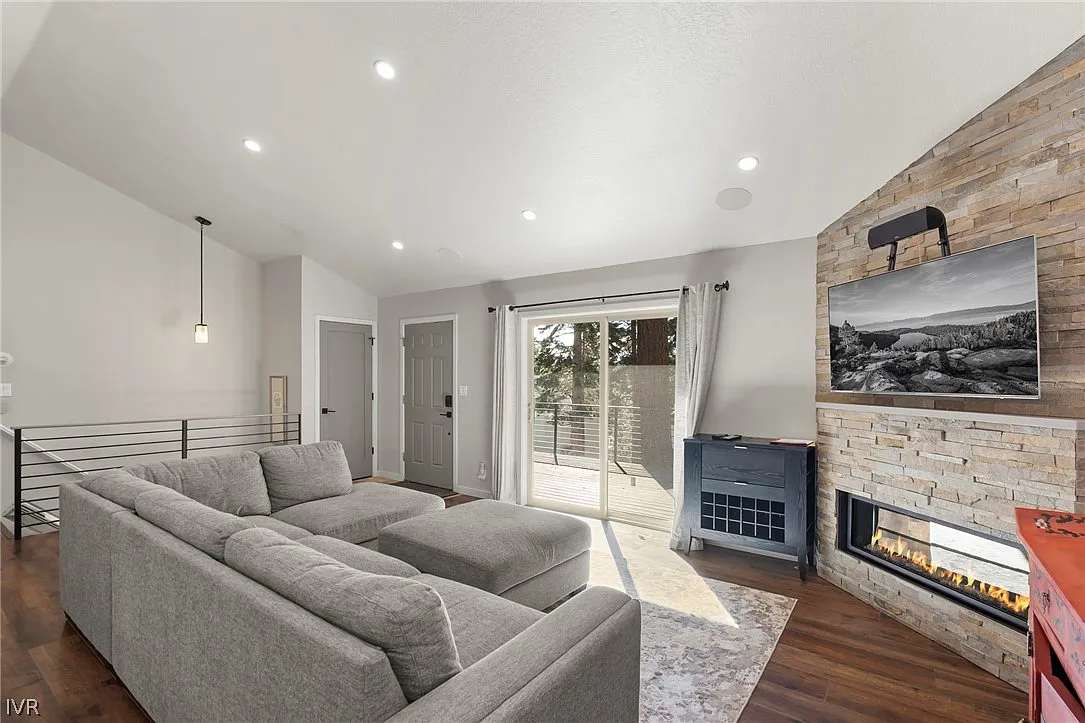 Cozy Spacious 4BD Modern Mountain Home — photo 8