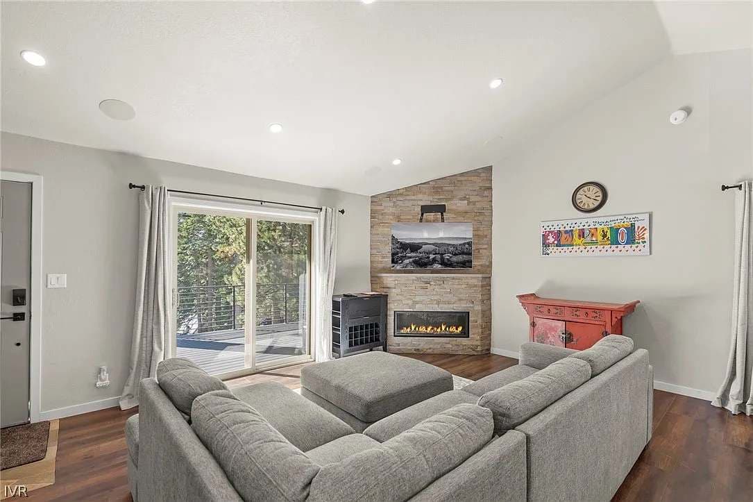 Cozy Spacious 4BD Modern Mountain Home — photo 9
