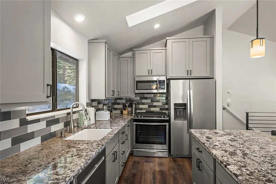 Cozy Spacious 4BD Modern Mountain Home — photo 4
