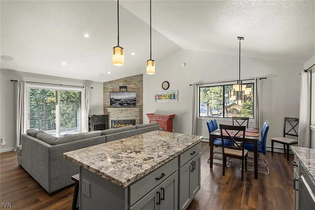 Cozy Spacious 4BD Modern Mountain Home — photo 7