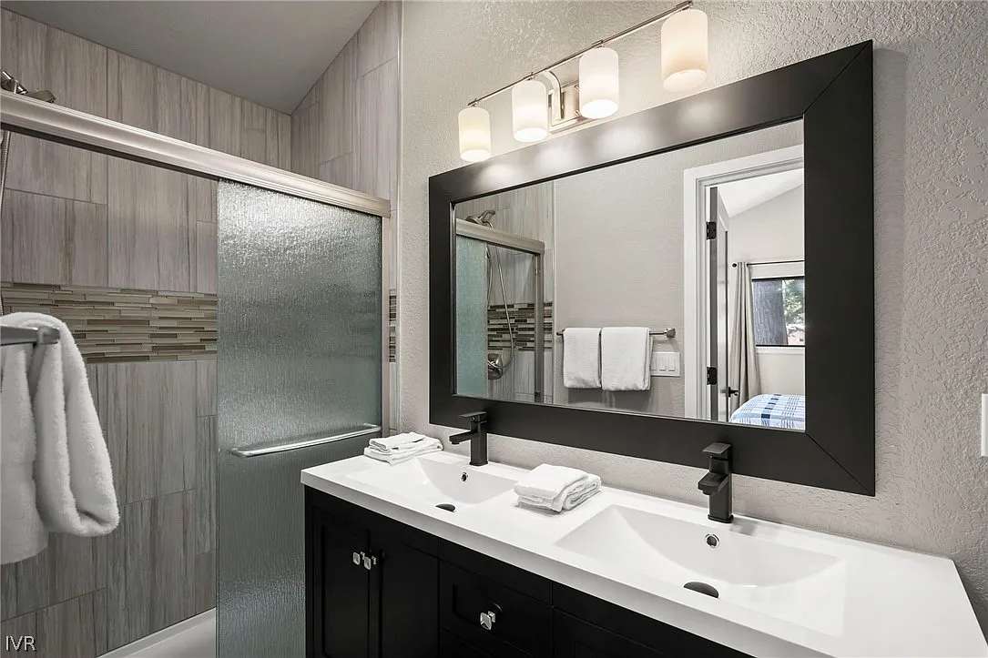 Cozy Spacious 4BD Modern Mountain Home — photo 12