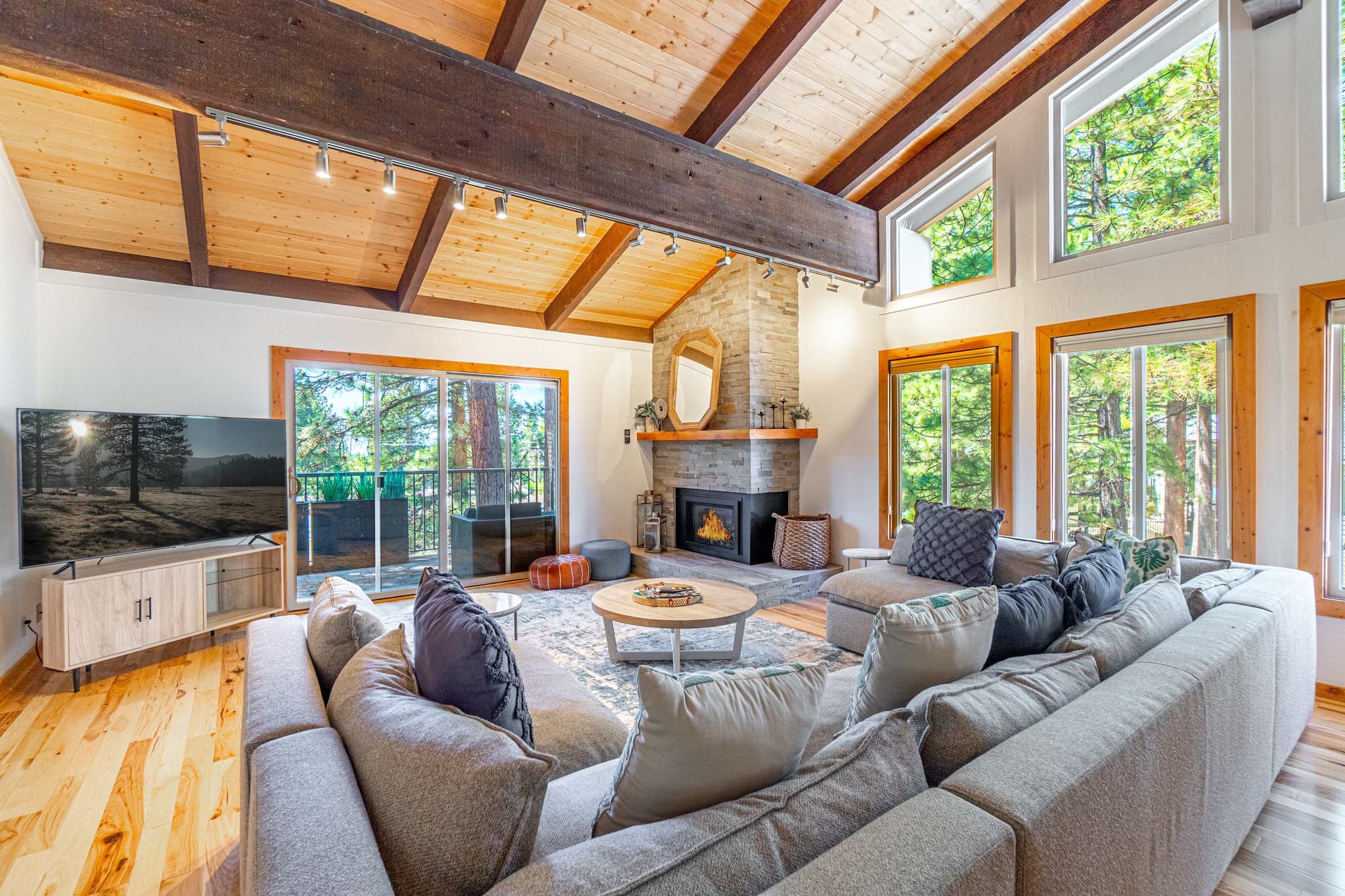 Upscale Tahoe Townhome near Incline w Fireplace — photo 2
