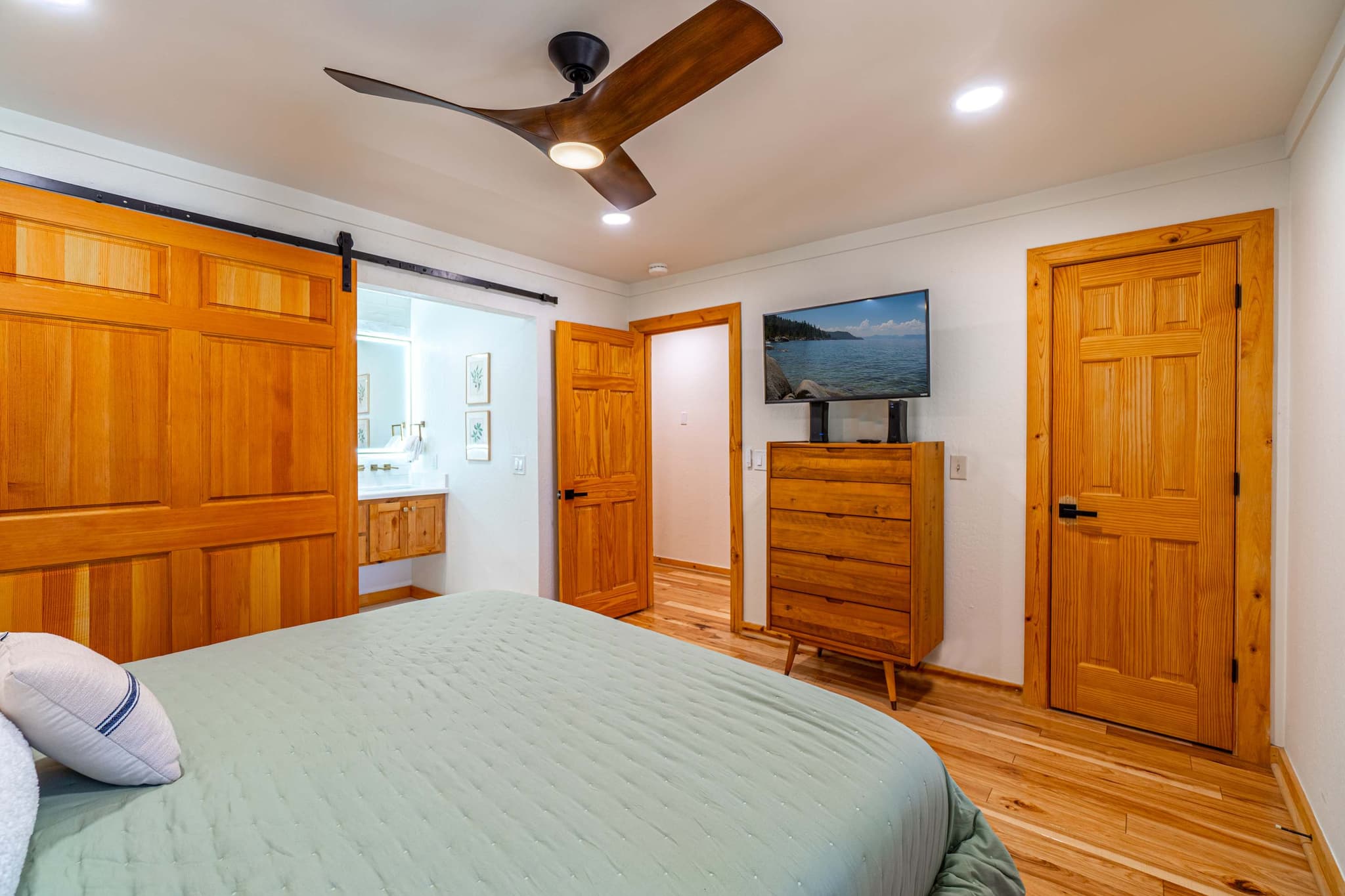 Upscale Tahoe Townhome near Incline w Fireplace — photo 9