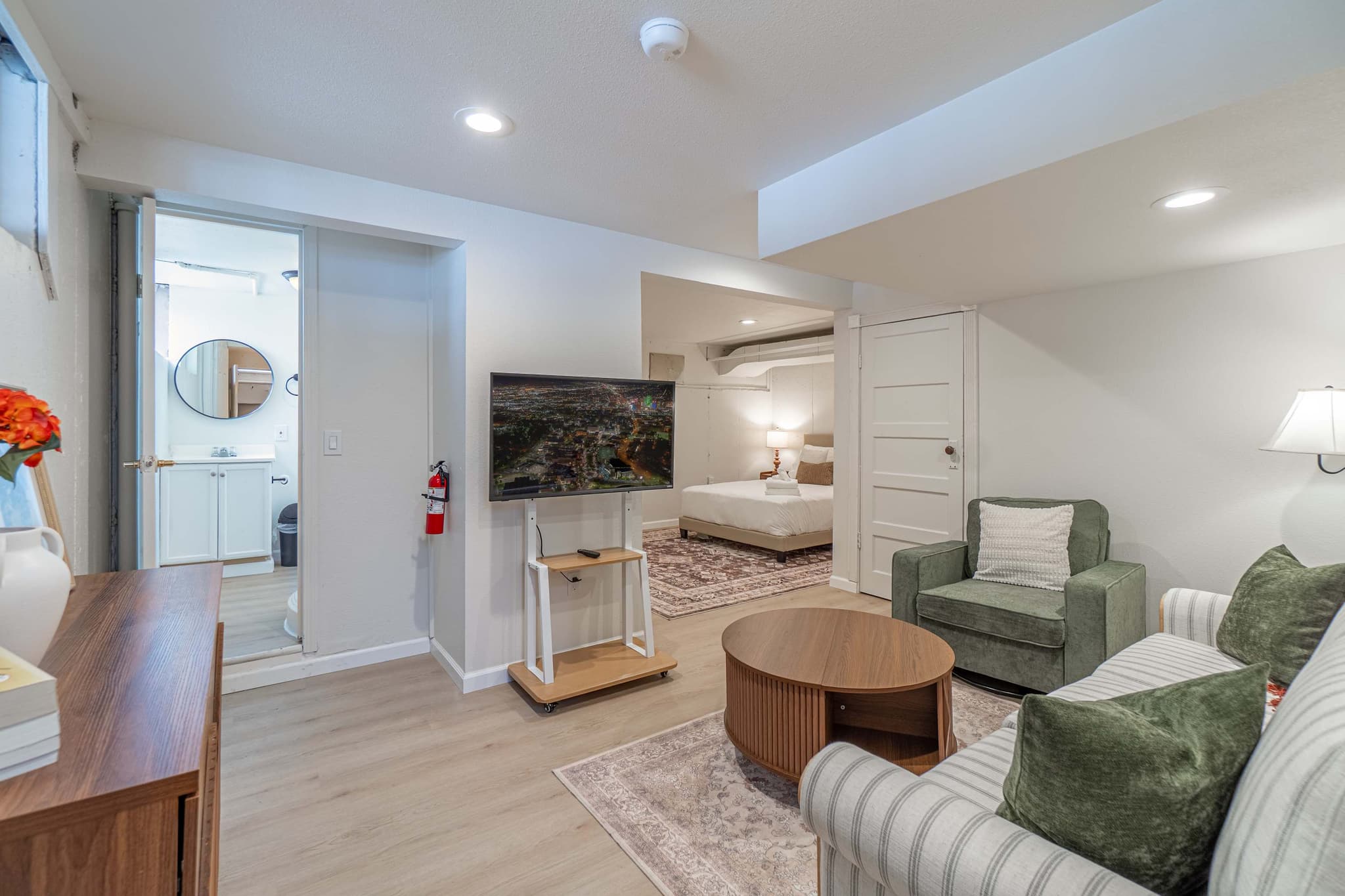 6 Bed Home w Hot Tub, Grill, Foosball & Cornhole — photo 4